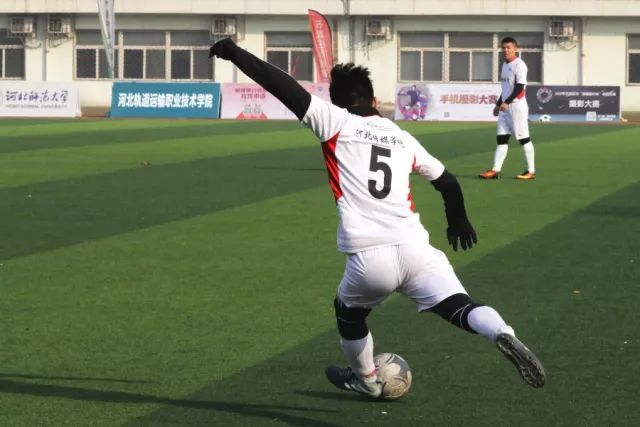 哈登关键三分快船险胜灰熊 76人力克骑士